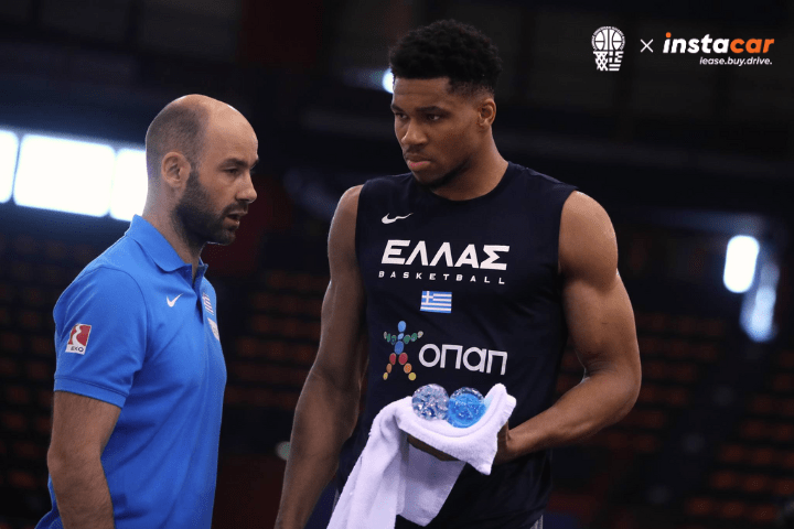 coach Vasilis Spanoulis talking with Giannis Antetokounmpo